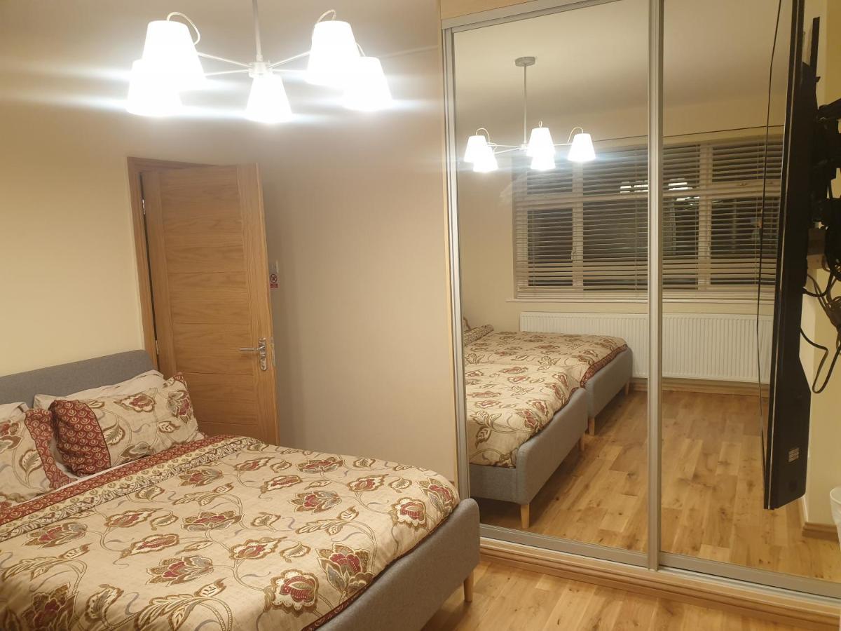 London Luxury 3 Bedroom Flat 1Min Walk From Underground, With Free Parking Sleeps X10 מראה חיצוני תמונה